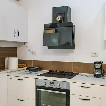 Center Walk To Everything ティラナ