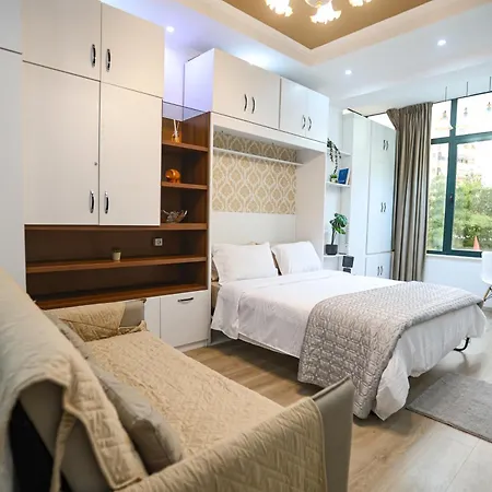 Center Walk To Everything * ティラナ