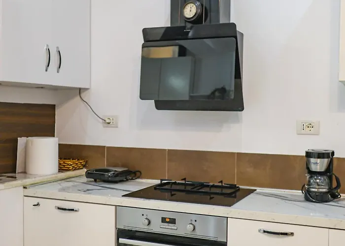 Center Walk To Everything ティラナ