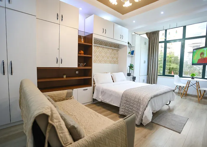 Center Walk To Everything * ティラナ